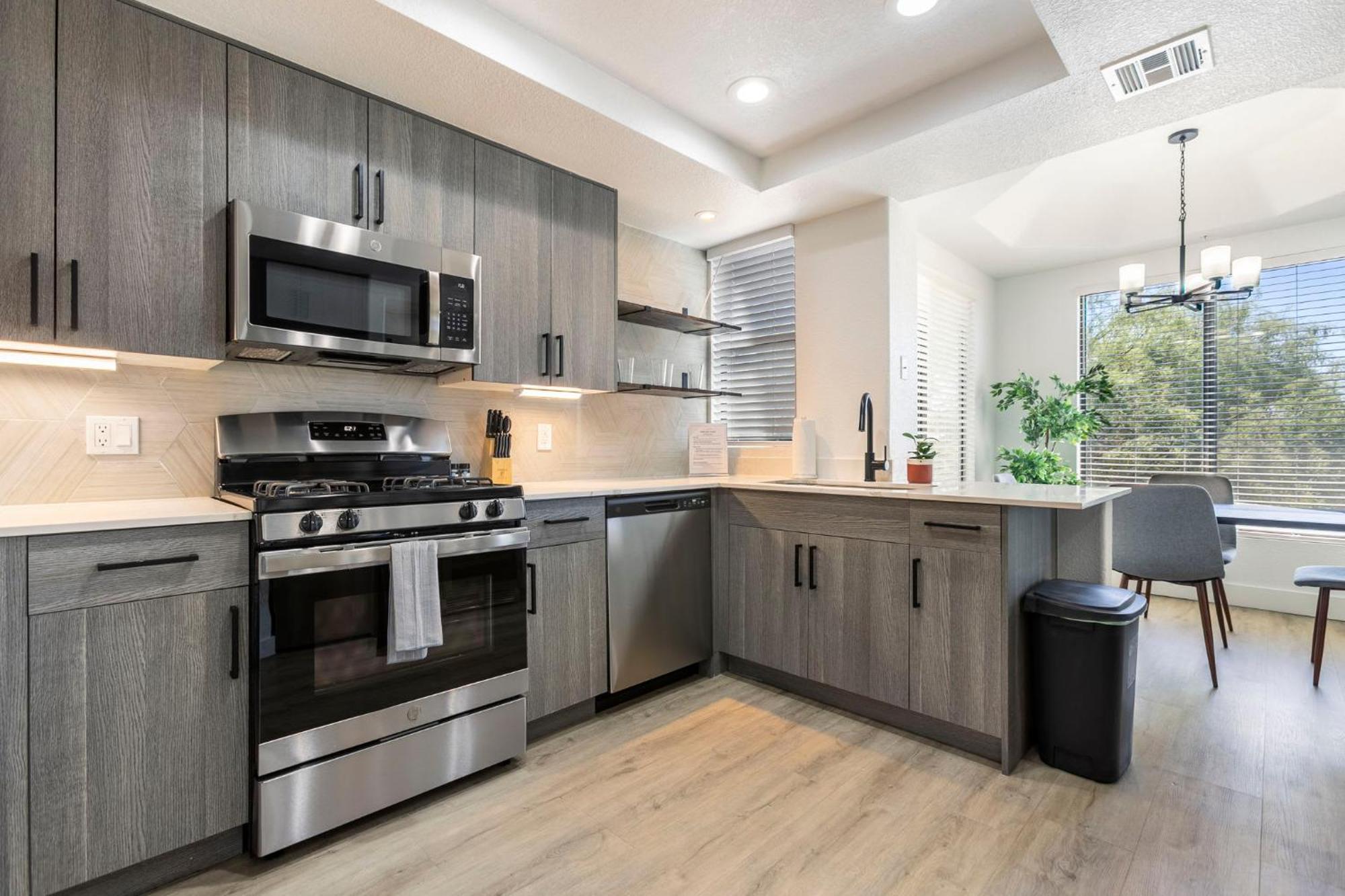 2br Cozysuites At Kierland Commons With Pool #10 Apartment *